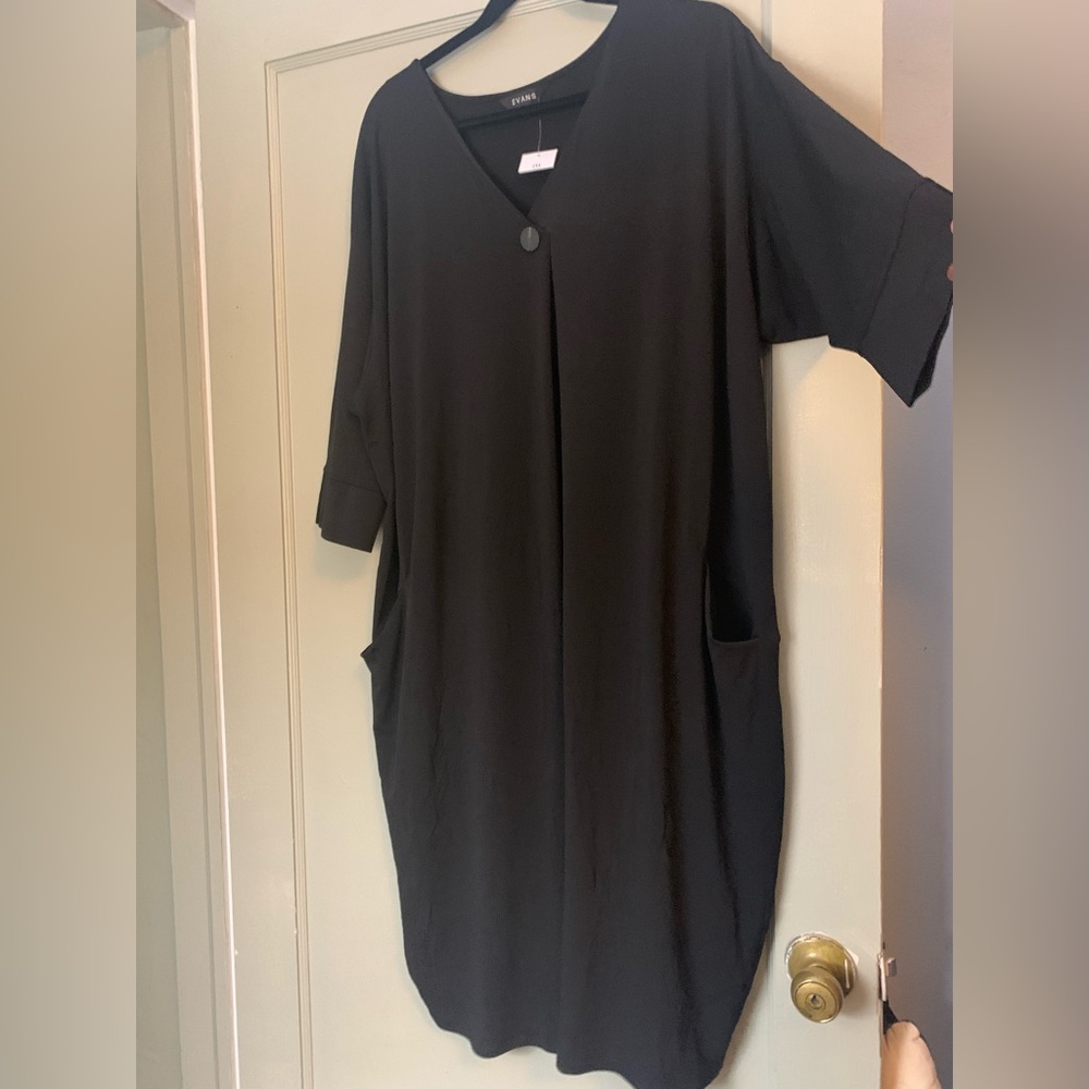 Black dress, single button with POCKETS!! Size 22/24 brand new, never worn